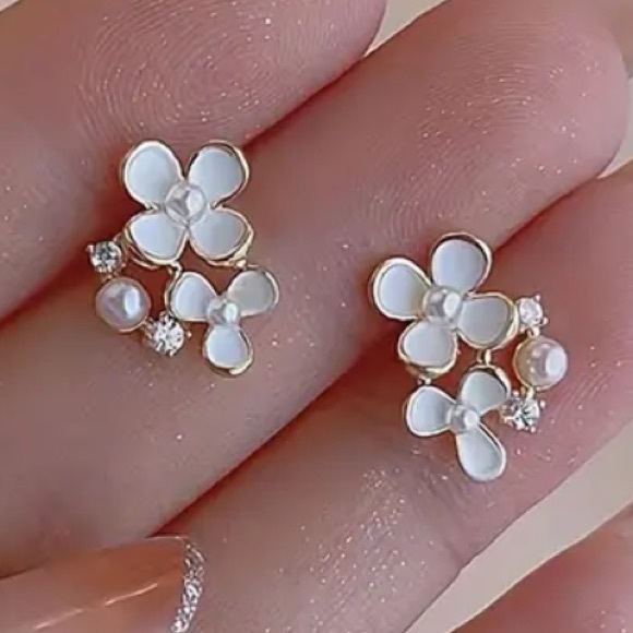 White Enamel Flower Diamond Pearl Stud Earrings - Picture 1 of 2